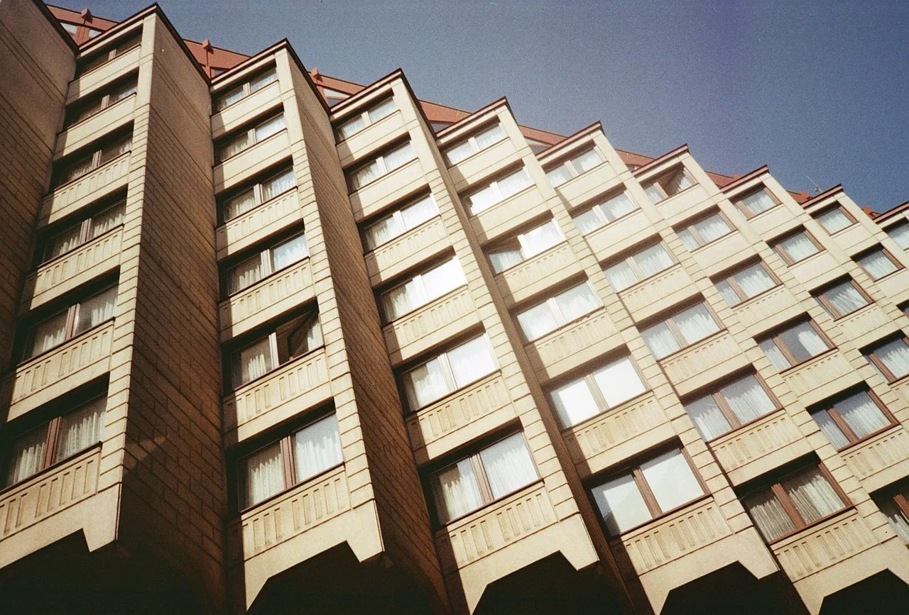 Budapesti lakóépület homlokzata, napsütésben